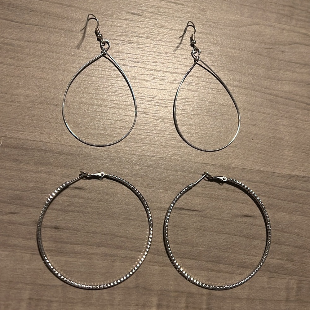 2 pairs of earrings